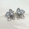 Aretes de botón de flor de perla natural y circonita dorados en oro real, aretes de moda y elegantes, estilo de lujo ligero con un diseño único, aretes de nicho