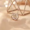 Colar Cruzado Bestseller com Anéis Duplos Entrelaçados para Mulheres Pingente de Anel Redondo com Zircônia Cúbica Completa Corrente de Clavícula Dourada Joia de Temperamento Luxo Leve