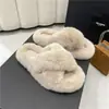 Chinelos peludos estilo fada com tiras cruzadas para mulheres, novos chinelos de algodão felpudo para casa de bico aberto com sola grossa para outono e inverno