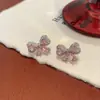 Pendientes de Botón de Cobre con Lazo de Circonita Rosa Completamente Incrustados de Diamantes Super Brillantes para Mujer, Púa de Plata, Delicados y Dulces, Lujo Ligero, Pendientes Versátiles de Moda de Gama Alta