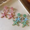 Pendientes de resina con forma de estrella de mar y concha de aguja plateada, pendientes exquisitos estilo resort costero, pendientes de diseño nicho para mujer con un toque de alta gama