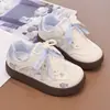 Zapatillas para niñas, zapatos blancos, nuevos zapatos infantiles para primavera y otoño de 2026, zapatos casuales para estudiantes de primaria, zapatos de entrenamiento alemanes para niños con suela suave antideslizante