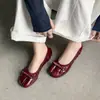 Mismo estilo del bloguero: Zapatos de piel de vaca dividida con lazo tachonado y arrugas, otoño 2026, zapatos de piel genuina poco profundos de tacón medio con aumento de altura interno