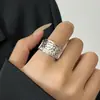 Anillo Plano Martillado Estilo Coreano para Mujer, Diseño Abierto Ancho Ajustable, Diseño de Nicho, Anillo Ajustable Versátil y Moderno con Cráter de Meteorito