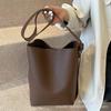 Bolsa Transfronteiriça Nova Cor Sólida Grande Capacidade para Mulheres, Bolsa Tote Retrô Fashion e Versátil, Bolsa de Ombro Axilar Estilo Coreano para o Dia a Dia