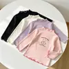Camiseta de manga larga con bloques de color, volantes y cuello semi-alto, estampado de dibujos animados, para niñas de otoño, ropa para niños, fuente de capa interior