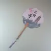 Venta al por mayor de fábrica Yangzhou lugar escénico wenchuang pintura flotante reloj de pared para fichar recuerdo turístico abanico de papel de arroz con borla