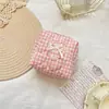 6422 Bolsa Acolchoada com Renda em Formato de Coração e Estampa Xadrez com Laço 3D para Armazenamento de Cosméticos e Artigos de Higiene Favoritos de Meninas