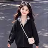 Conjunto de Dos Piezas para Niñas 2026 Primavera y Otoño: Chaqueta con Capucha y Cremallera de Manga Larga con Elegante Parche de Cuadros y Pantalones Casuales, Moderno