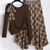Conjunto de top irregular de una sola manga larga con cordones y falda de cuadros para mujer talla grande, nueva moda principios de otoño 2026