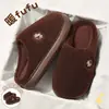 Pantuflas de algodón para hombre con suela gruesa, nuevo modelo 2026 para otoño e invierno, uso en interiores en casa, cómodas para caminar, cálidas y antideslizantes, pantuflas de algodón para el hogar para hombre