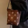 Bolso Cubo Retro de Moda de Gran Capacidad para Mujer Estilo Nuevo Invierno 2025 El Más Fácil de Combinar Bolso de Mano para Hombro de Gama Alta
