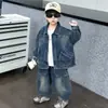 2270 Traje de Mezclilla para Niños Primavera y Otoño 2026 Nuevo Otoño Estilo Coreano Moda Chaqueta y Pantalón Recto Conjunto de Dos Piezas para Niños