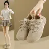 Zapatillas de mujer 2026 nuevas de alta gama de cuero casuales, hacen que los pies se vean más pequeños, antideslizantes, súper estilosas, zapatillas de entrenamiento estilo Forrest Gump
