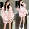 Conjunto deportivo rosa con falda corta para mujer, nuevo estilo de otoño para mujeres petite, hermoso conjunto de principios de otoño, chaqueta tipo sudadera Jimo estilo coreano