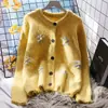 Jaqueta suéter redonda bordada estilo fragrância pequena para mulheres, caimento solto, novo outono amarelo doce estilo japonês cardigã de tricô
