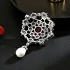 Popular Joyería Europea y Americana Lujo Completo Diamante Circonita Forma de Gota Guirnalda de Perlas Broche Flor Pin Joyería para Mujeres