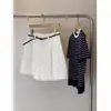 Tão confortável de usar!! Recomendo muito, fica bem em todo mundo~ Temperamento estilo britânico, extremamente minimalista, com cinto, shorts casuais