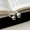 Anillo de Bola con Diseño de Nicho Transfronterizo Europeo y Americano con un Tacto Elegante y Estilizado, Hecho de Cobre Chapado en Oro Real, Ofreciendo una Sensación de Lujo Ligero y Alta Gama