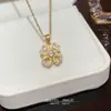 Diseño único, moderno y versátil, collar de flor giratoria para mujer, cadena para clavícula de acero de titanio con circonita de copo de nieve de lujo ligero de alta gama