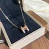 Moderna Cadena Clavicular de Acero de Titanio con Trébol de Cuatro Hojas Clásico Japonés y Coreano para Mujer, Elegante y Lujosa Cadena de Zirconia, Accesorio Versátil Exquisito