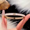 Nuevo brazalete de concha de fritilaria blanca con tres diamantes para mujer, acero de titanio no descolorante en oro rosa, de alta gama, simple, versátil, a la moda.