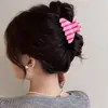 Pinza para el pelo de PVC a rayas de tamaño mediano, nuevo superventas transfronterizo, pasador de media luna para recogidos, accesorio para el pelo de pinza de tiburón
