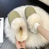 Pantuflas esponjosas de suela gruesa para mujer, para usar en exteriores, nuevo estilo 2026, invierno, con forro polar adicional para abrigar, botas de nieve, empalme de cuero y pelo, semiabiertas, zapatos de algodón