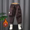 Calças Cargo para Meninos Outono e Inverno 2025 Novas Estilosas Engrossadas Calças Retas Infantis Roupa de Inverno com Lã para Bebê