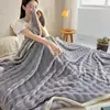 Manta gruesa de forro polar para el calor del invierno, forro polar de leche de alta densidad, nuevo modelo 2026, manta de color liso, manta de sofá
