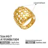 Anel Grande Exagerado com Padrão Vazado Irregular em Aço Inoxidável Banhado a Ouro 18K PVD Joia de Banquete de Nicho de Alto Padrão para Mulheres