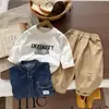 Otoño 2026 Nuevo Chaqueta de Mezclilla Retro para Niños Guapa Versátil Bolsillos Simple Moda para Niños Conjunto de Tres Piezas Moderno