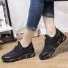 Zapatos de mujer de tela de una sola capa negros resistentes a las manchas para el trabajo, zapatos planos para madres de mediana edad y mayores, zapatos slip-on para deportes y ocio