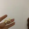 Margarida~Design Doce e Elegante de Luxo Leve, Brincos de Alta Qualidade com Textura Floral, Acessórios de Orelha de Estilo Simples e Minimalista