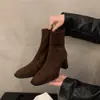 Primeiro Encontro Ji Salto Alto Botas de Cano Curto Estilo Coreano Camurça Botas Martin Sapatos Femininos 2026 Novo Outono/Inverno Temperamento Bico Quadrado Emagrecimento