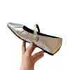 Sapatos Mary Jane fechados para mulheres, estilo francês, com aumento de altura, modelo novo para o verão de 2026, com uma única fivela e design elegante plissado para o trabalho
