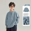 Suéter Masculino Infantil com Gola Henley 2026 Outono/Inverno Novo Estilo Pulôver Casual de Tricô para Crianças Camada Base de Inverno para Crianças Maiores
