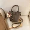 Bolsa Cesta de Legumes Estilosa Feminina Outono 2026 Nova Moda de Alto Padrão Bolsa de Ombro Único Transversal Bolsa de Mão Tipo Balde