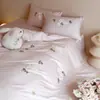 Juego de cuatro piezas fresco y sencillo 100S de algodón peinado con bordado delicado, algodón puro, funda de edredón, sábana y sábana bajera aptos para la piel para otoño e invierno