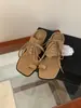 Sandálias Slip-On com Cadarço e Bico Quadrado Estilo Francês para Mulheres, Novo Modelo Primavera/Verão 2026, Aumento Interno de Altura, Adequadas para Uso Externo e Férias