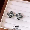 Brincos de prata de pino transfronteiriços com diamantes e design de flor de trevo, luxo leve e sensação de alta qualidade, brincos versáteis com design de nicho, acessórios de ouvido versáteis