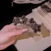 Nuevo peine invertido en forma de lazo, un accesorio para el cabello elegante y moderno para mujeres, perfecto para arreglar los cabellos sueltos y añadir un toque de elegancia y sofisticación