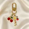 Llavero de cereza dulce y margarita con 26 colgantes de letras inglesas para elegir, amuleto de bolsa de niña mariquita de dibujos animados