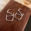 Pendientes geométricos con letras y aguja de plata, de metal, estilo frío, con personalidad, con diseño, elegantes y a la moda, que combinan con todo.