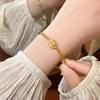 Pulsera Dorada Geométrica Cuadrada Incrustada con Diamantes para Mujer, Nuevo Modelo 2026, Pulsera Exquisita de Lujo Ligero de Nicho, Joyería Elegante para la Mano