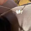 Collar de Mariposa Fluttering de Oro Real Chapado en 24K Color Fuerte Duradero Lujo Ligero Estilo Dulce Cadena para Clavícula de Turquesa y Concha Blanca para Mujer