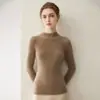 Camada base 100% caxemira pura para mulheres, com gola semi-alta, design estiloso e corte justo, perfeita para usar em camadas no outono e inverno.. Este suéter de malha macio e confortável é um item essencial para mulheres