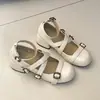 Sapatos baixos de salto grosso com bico redondo estilo retrô prateados para mulheres, novo estilo verão 2026, sapatos pequenos de couro Mary Jane com laço para aumentar a altura, JK
