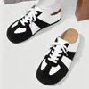 Mules cerrados de estilo académico con bloques de color en blanco y negro para hombre, nuevos zapatos casuales de verano sin cordones para hombre, versátiles zapatos de entrenamiento alemanes