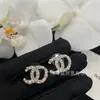 Pendientes de botón de alta calidad con letra C doble, totalmente de diamantes, perlas grandes y pequeñas para mujer, estilo abuela sofisticado